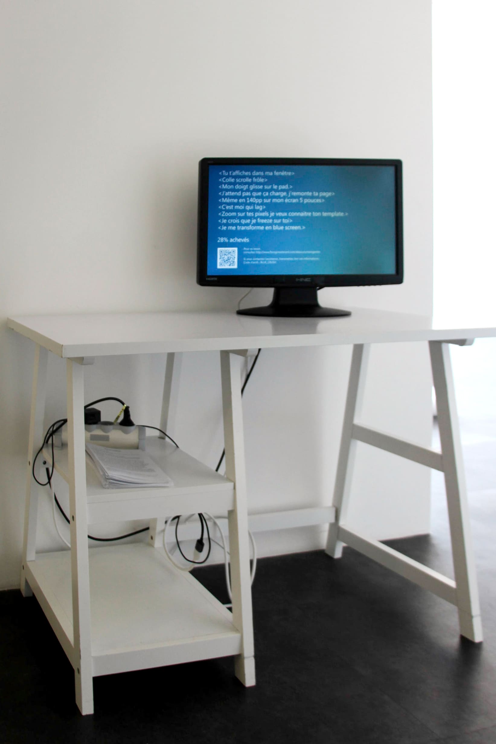 BLUE CRUSH, 2022 Bureau, nano-ordinateur et écran 140 x 150 x 50 cm ©Alexia Pouget (2)